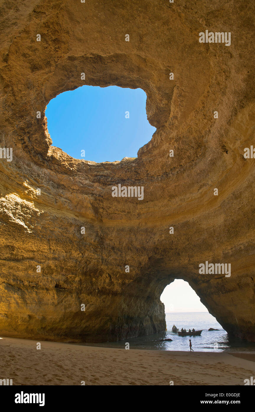 Felsformation mit Höhle am Praia de Benagil, Algarve, Portugal, Europa Stockfoto