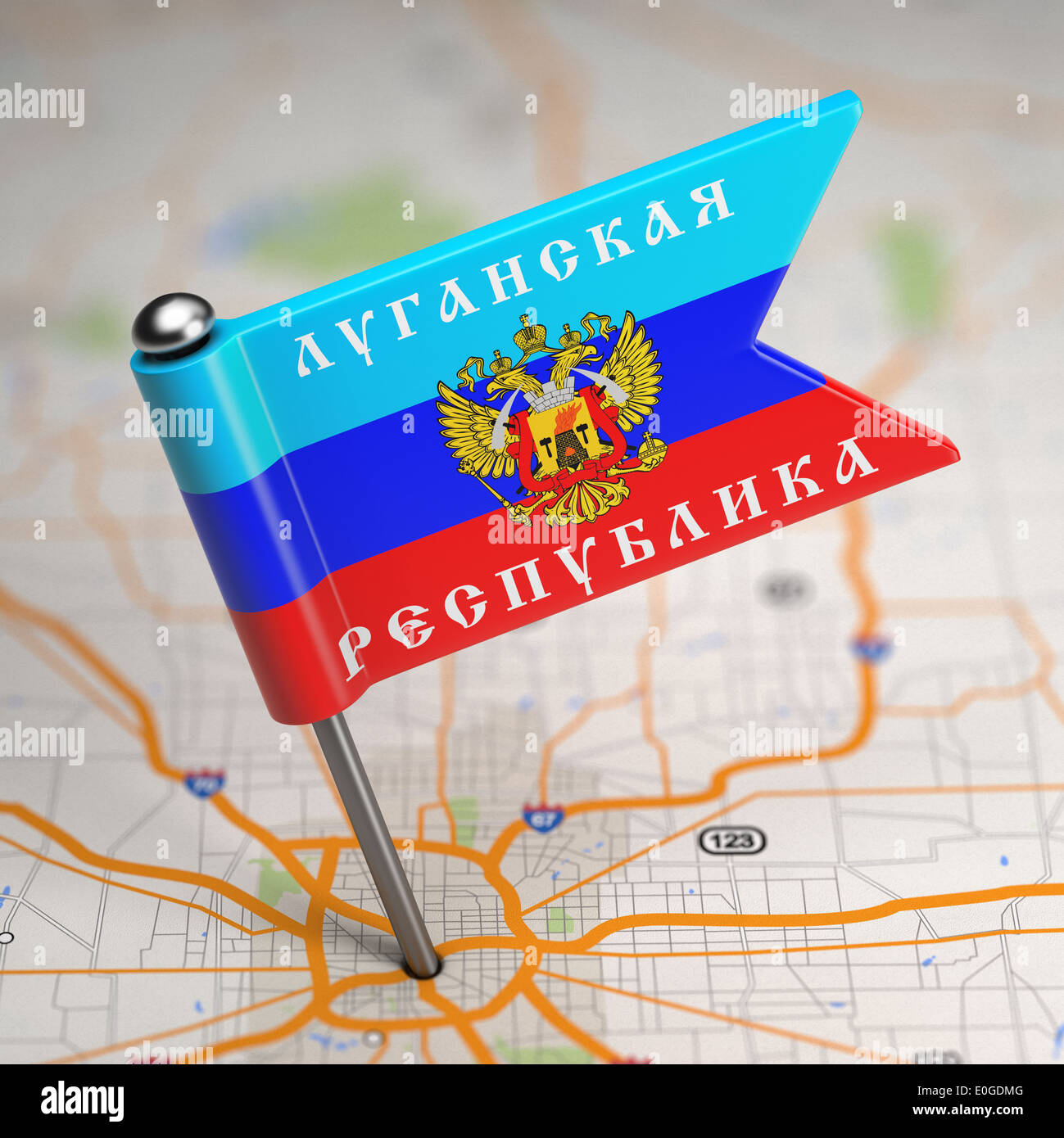 Luhansk Volks Republik kleine Flagge auf einem Kartenhintergrund. Stockfoto