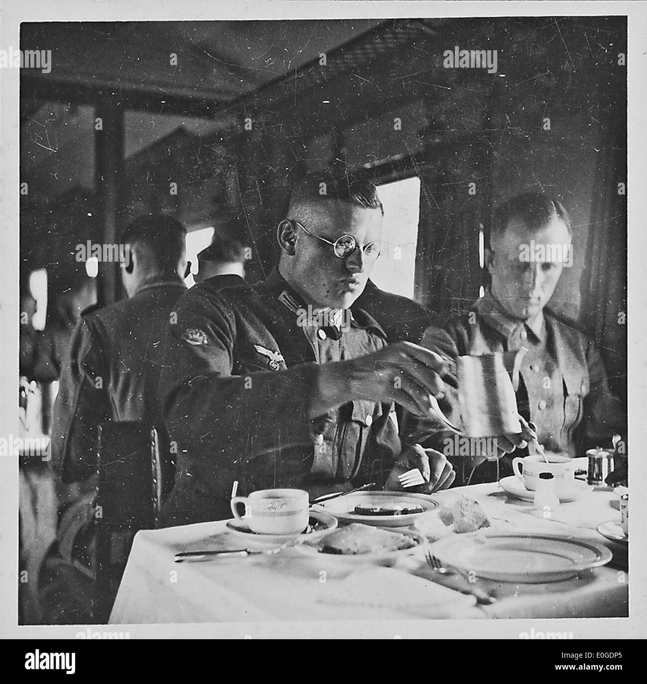 Ein historisches Foto aus dem Zweiten Weltkrieg, das Gebäude und Soldaten während der deutschen Besetzung Norwegens zeigt. Dieses Bild fängt die Atmosphäre Norwegens unter der Besatzung während des Krieges ein, insbesondere in Bezug auf die Rolle von NS-Beamten wie Reichskommissar Terboven. Stockfoto