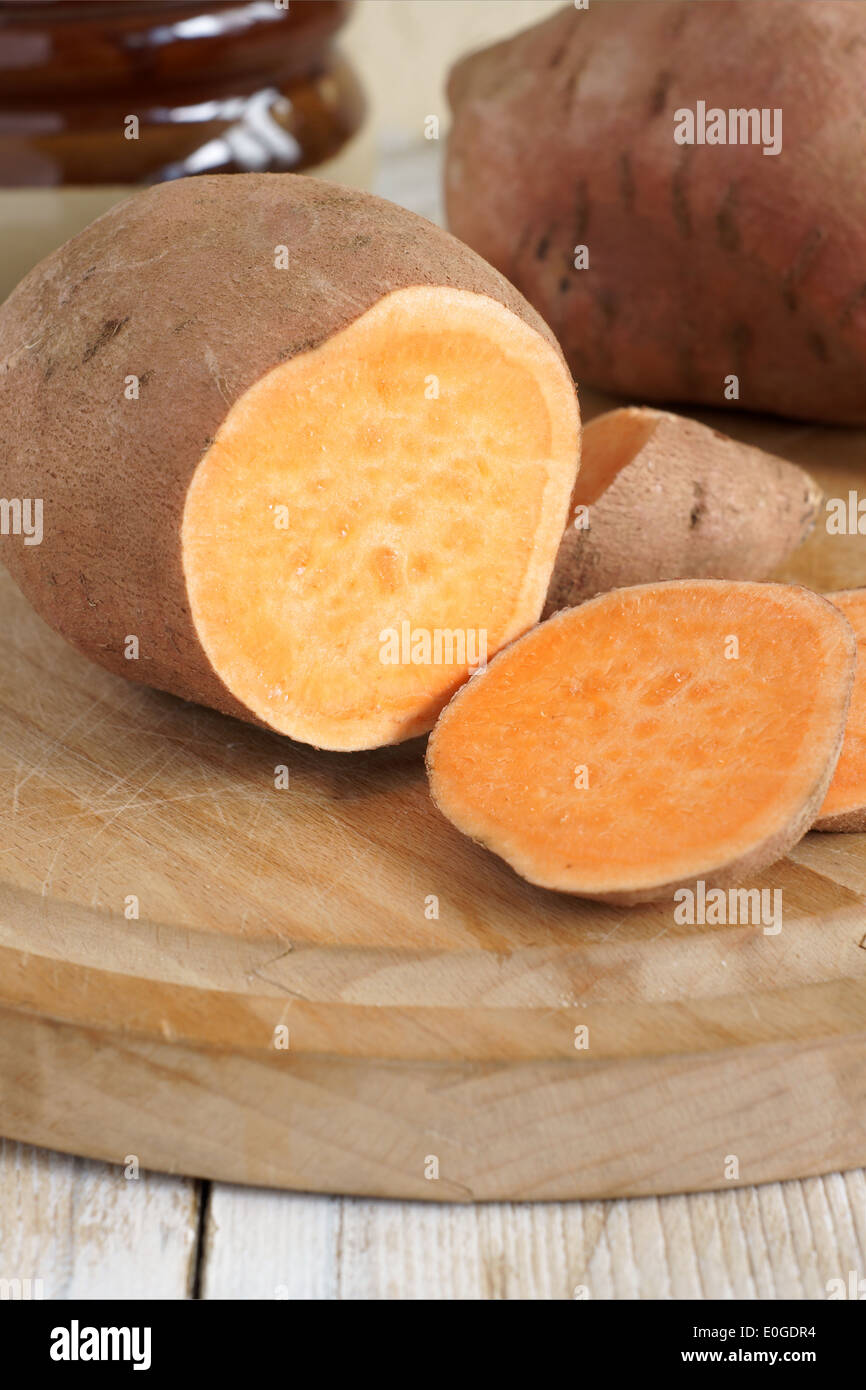 Süßkartoffeln oder Ipomoea Batatas sind süß schmecken Wurzelknollen und eine wichtige Nahrungsquelle Stockfoto