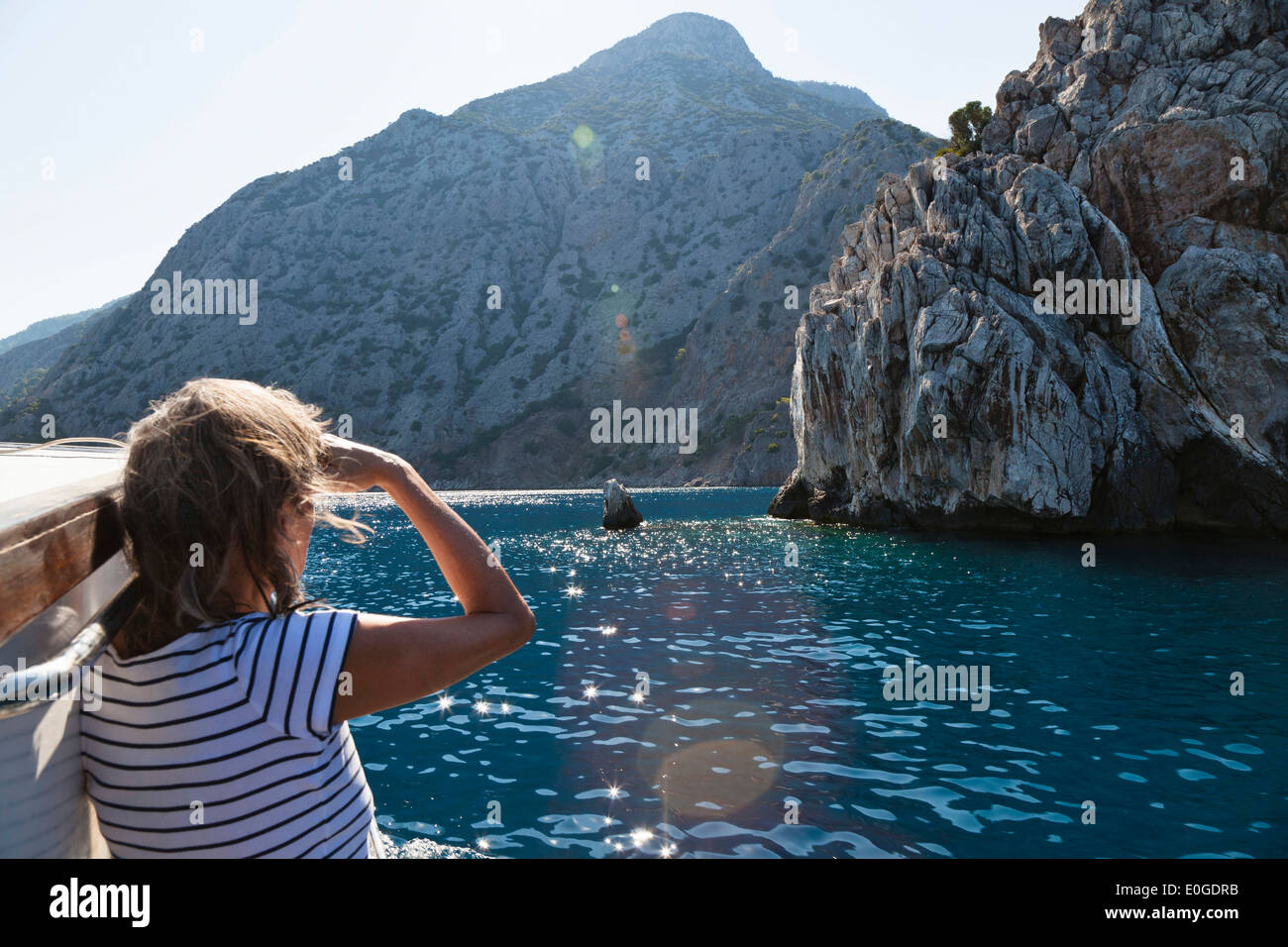 Frau, die in Richtung Küste, Segeln entlang der Lykischen Küste, Ceneviz Bucht in der Nähe von Cirali, Lykien, Mittelmeer, Türkei, Asien Stockfoto