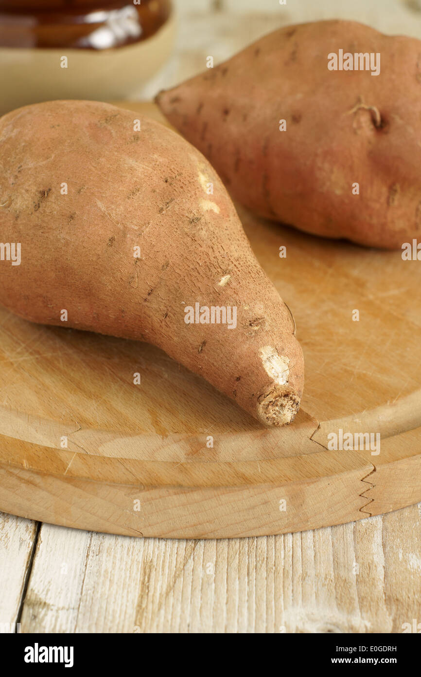 Süßkartoffeln oder Ipomoea Batatas sind süß schmecken Wurzelknollen und eine wichtige Nahrungsquelle Stockfoto