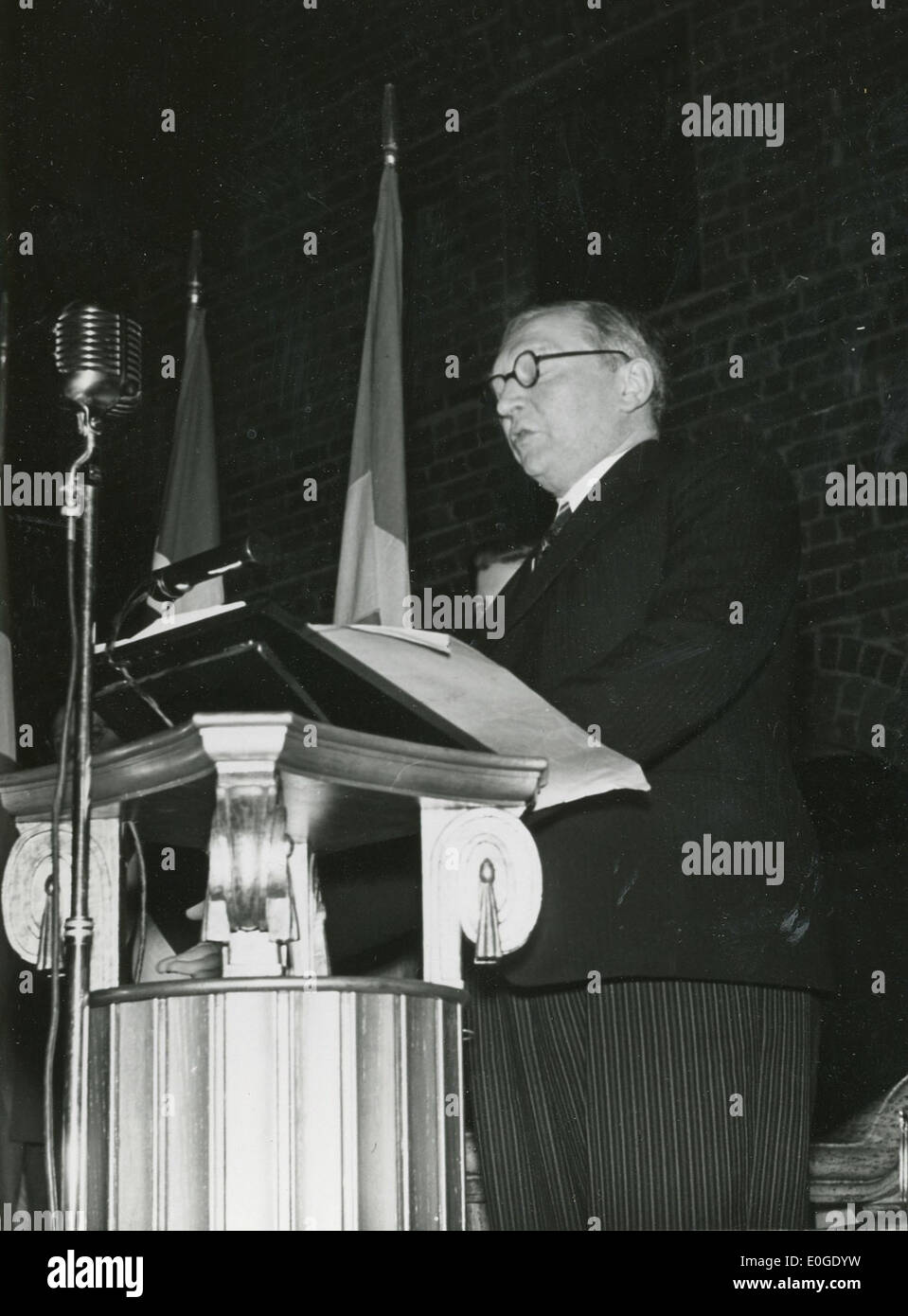 Ein Foto, das die Presseberichterstattung während des Zweiten Weltkriegs in Schweden dokumentiert und die Rolle der Medien während des Krieges zeigt. Das Bild zeigt einen bestimmten Moment der Reportage aus der Kriegszeit und veranschaulicht die Auswirkungen der Presse während des Konflikts. Stockfoto