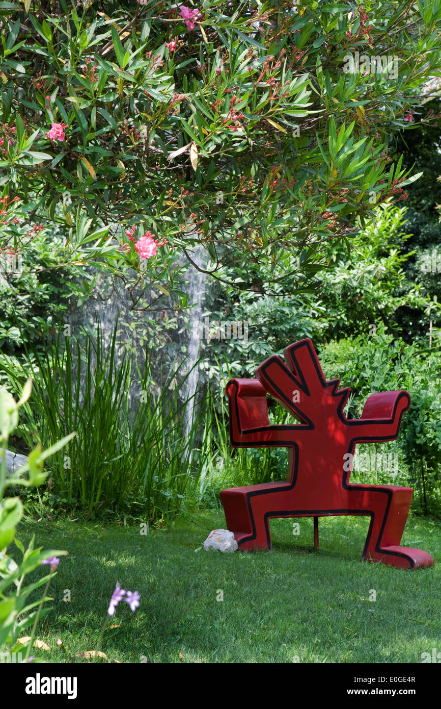 Keith Haring Skulptur mit Brunnen im Hintergrund im Giardino Botanico, Gardone Riviera, See Gard Andre Heller Garden Stockfoto