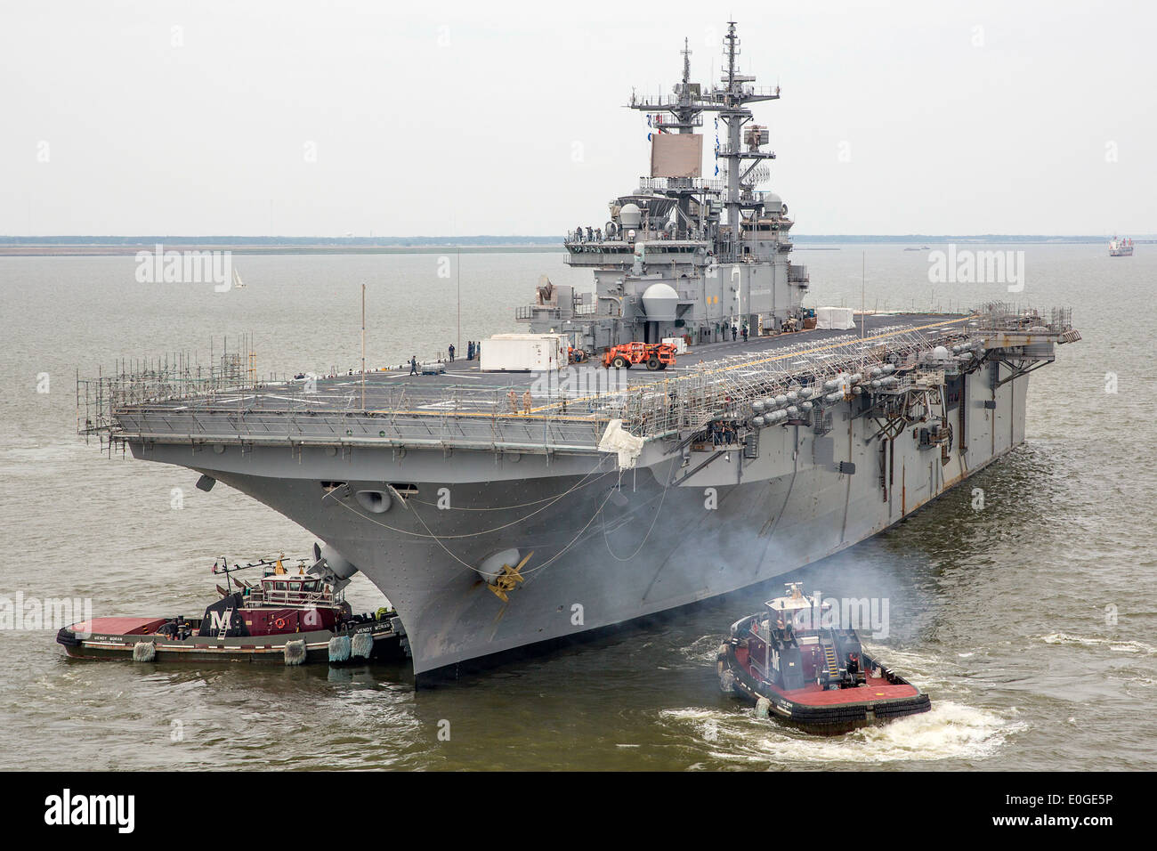 U.S. Navy amphibischer Angriff Schiff USS Kearsarge orientiert sich an Schlepper, Naval Station Norfolk nach einer geplanten Wartung bei BAE Systems Norfolk Schiff Reparatur 10. Mai 2014 in Norfolk, Virginia. Stockfoto