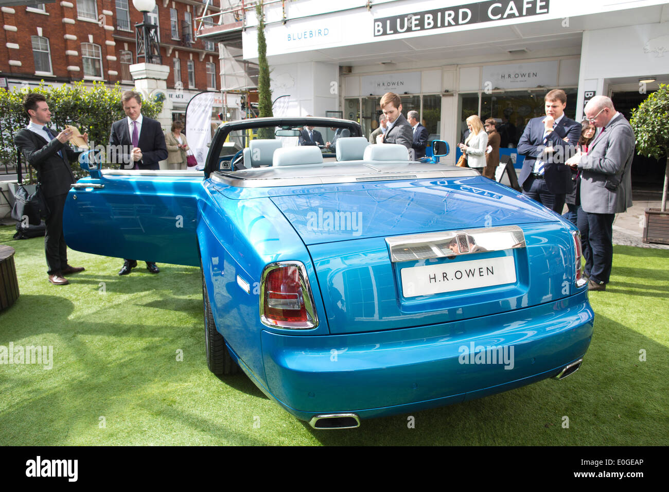 London, UK. 13. Mai 2014. Am Morgen des 13. Mai 2014 wird Rolls-Royce Motor Cars die erstaunliche Leistung des Sir Malcom Campbell Hommage an Einstellung eine Wasser-Geschwindigkeits-Weltrekord am Morgen des 1. September 1937 von 126,32 km/h in seinem Bluebird K3 Wasserflugzeug Boot, Rolls-Royce R-Type Motor angetrieben. Heute zeigen der special Edition Rolls-Royce Phantom Drophead Coupé eine Hommage an Campbells 1937 Bluebird K3 auf Medien zum ersten Mal aufnehmen. Bildnachweis: Clickpics/Alamy Live-Nachrichten Stockfoto