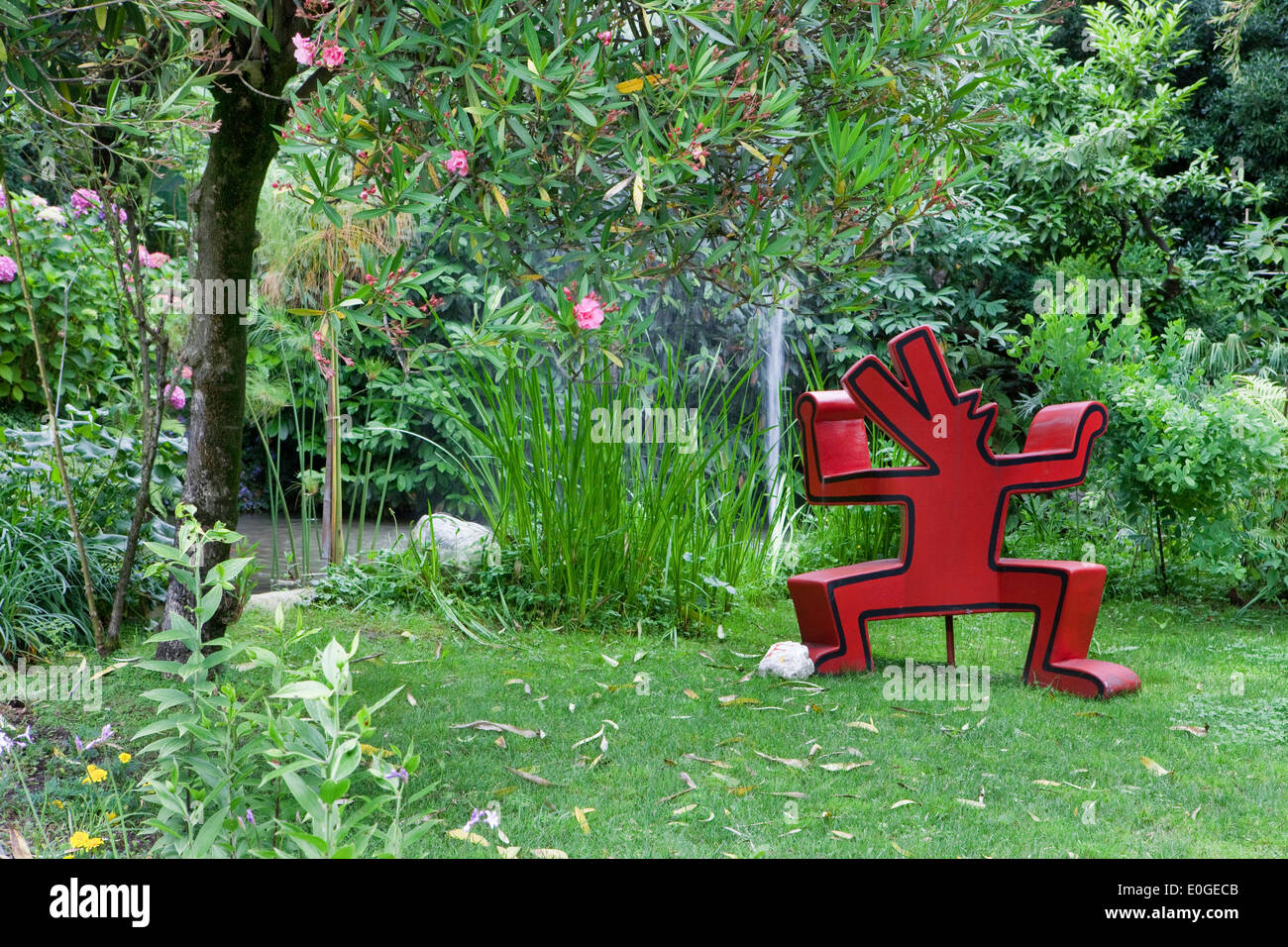 Keith Haring Skulptur mit Brunnen im Hintergrund im Giardino Botanico, Gardone Riviera, See Gard Andre Heller Garden Stockfoto