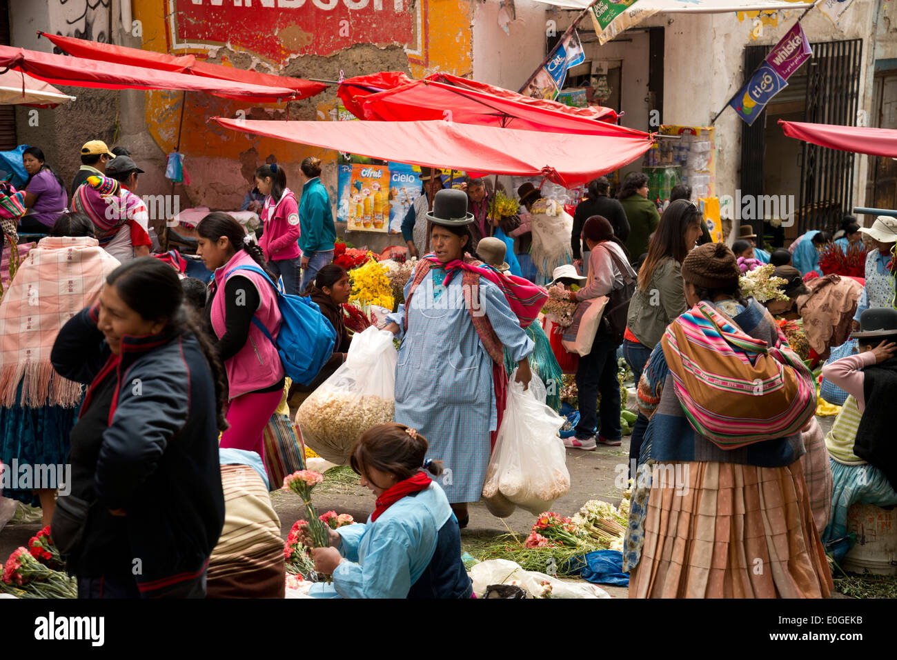 Bolivianische Frauen oder Cholita in auf einem Markt in La Paz, Bolivien. Stockfoto