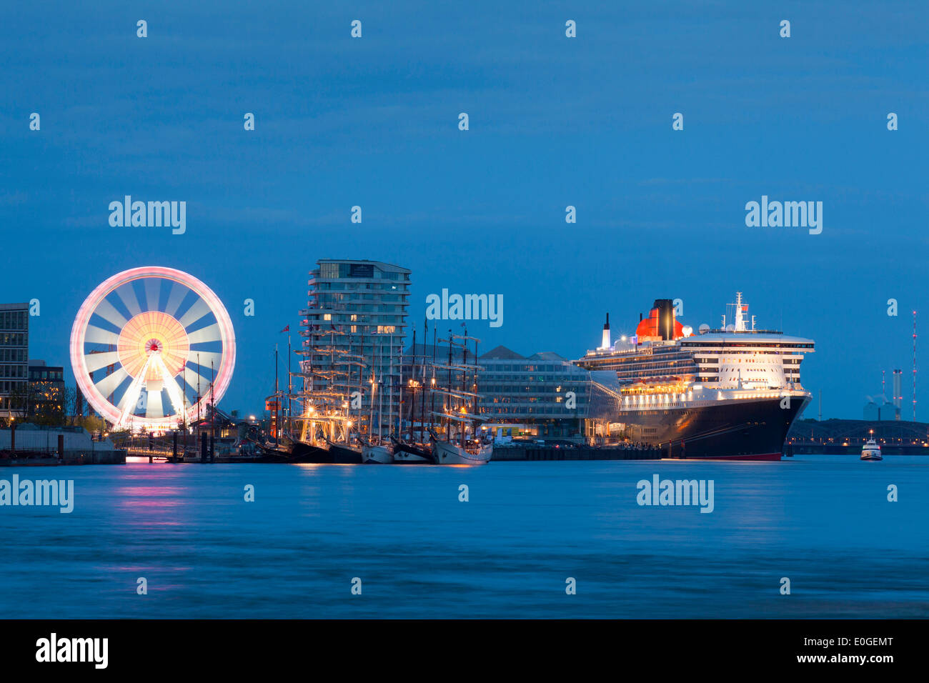 Kreuzfahrtschiff Queen Mary 2 am Hafen bei Nacht, Hamburg Cruise Center HafenCity, Hamburg, Germany, Europe Stockfoto