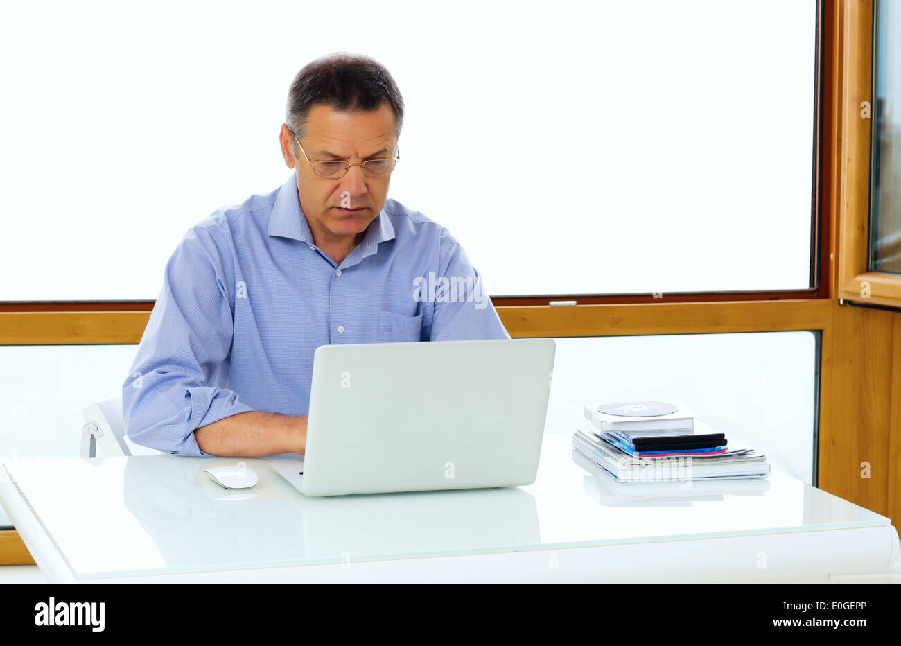 Porträt von senior kaukasischen Mann auf seinem Laptop arbeitet. Stockfoto