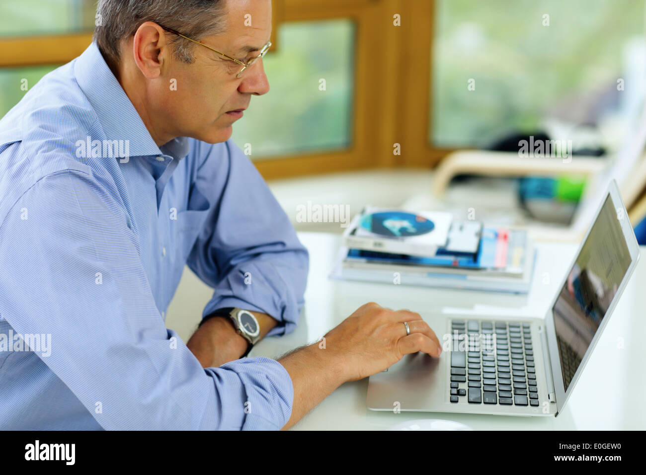 Porträt von senior kaukasischen Mann auf seinem Laptop arbeitet. Stockfoto