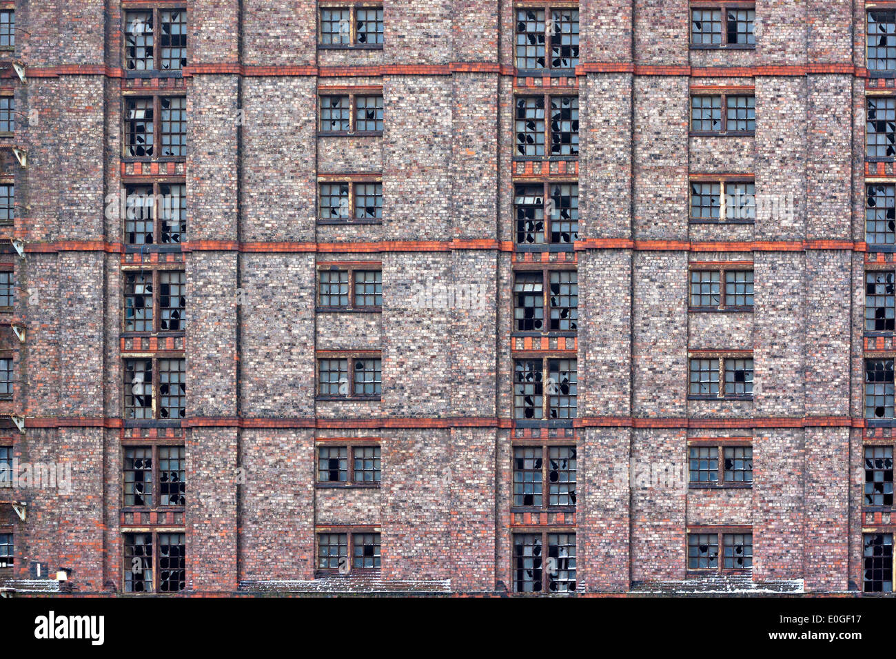 Broken Windows in den riesigen verlassenen Lager. (Stanley Dock, Liverpool, UK, größte gemauerte Lager in der Welt) Stockfoto