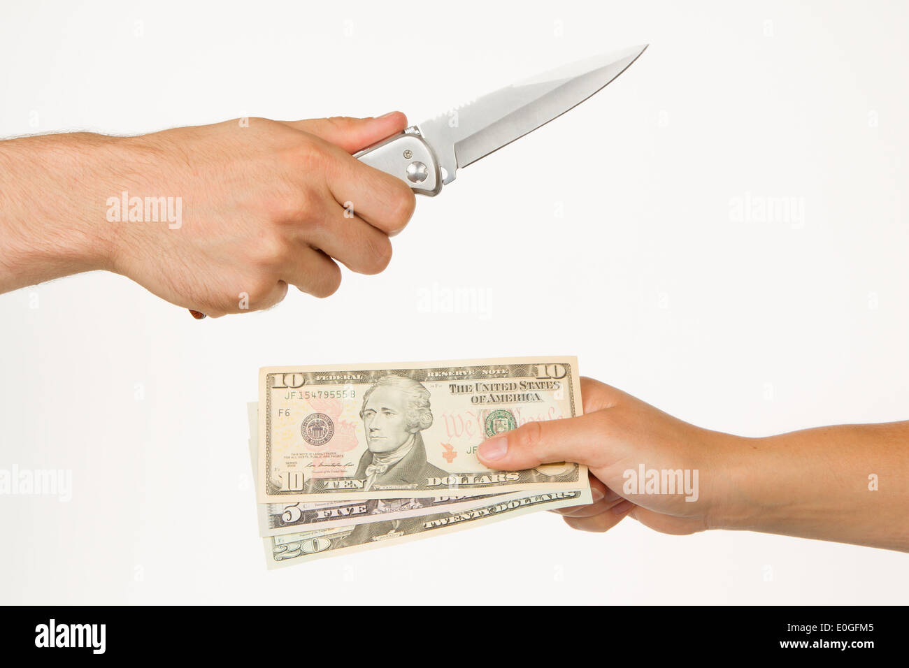 Mann mit Messer bedroht eine Frau um Geld geben Stockfoto