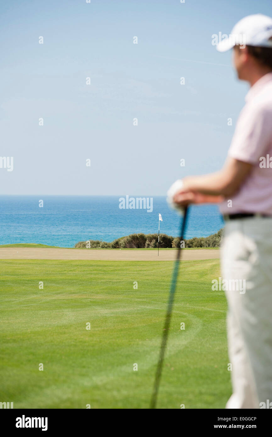 Golfspieler mit Blick auf grün und Pin am Golfplatz, Costa Navarino, Peloponnes, Griechenland, Europa Stockfoto