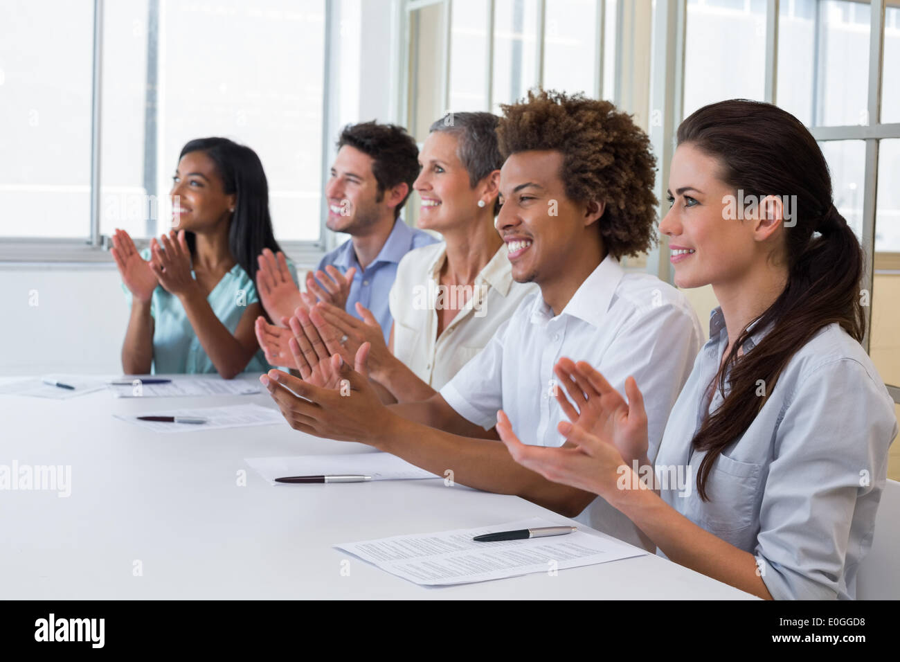 Casual Business-Team klatschte bei Präsentation Stockfoto