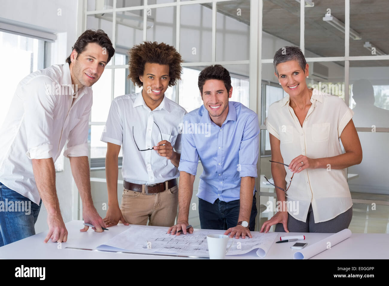 Architektenteam lächelnd in die Kamera Stockfoto