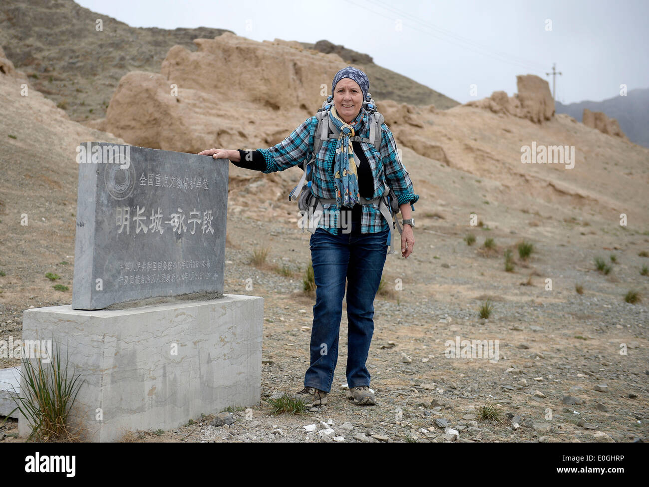 (140513)--YINCHUAN, 13. Mai 2014 (Xinhua)--Sylvia posiert für Fotos mit einer Stele wie sie zu den Sanguankou großen Mauer der Ming-Dynastie (1368-1644) im Nordwesten Chinas autonomen Region Ningxia Hui, 10. Mai 2014 wanderten.  Sylvia, eine 69 Jahre alte französische Australier, begann die große Mauer Wanderung kurz vor den Olympischen Spielen 2008. Ausgehend von der westlichsten Jiayuguan Pass in der Provinz Gansu Nordwesten Chinas, hat sie mehr als 3.000 Kilometer entlang der großen Mauer für die letzten 6 Jahre zogen. Sie geplant, die Tour in zwei Jahren zu beenden, unabhängig von der physischen Folter resultiert aus der Stockfoto