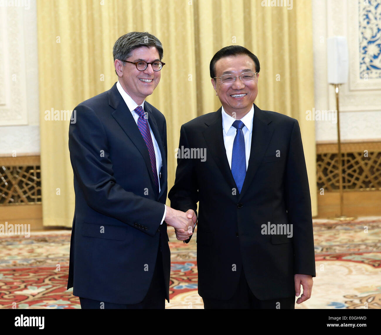 (140513)--Peking, 13. Mai 2014 (Xinhua)--Chinese Premier Li Keqiang (R) trifft sich mit US-Präsident Barack Obama Sonderbeauftragter und Finanzminister Jacob Lew in Peking, Hauptstadt von China, 13. Mai 2014. (Xinhua/Pang Xinglei) (mp) Stockfoto