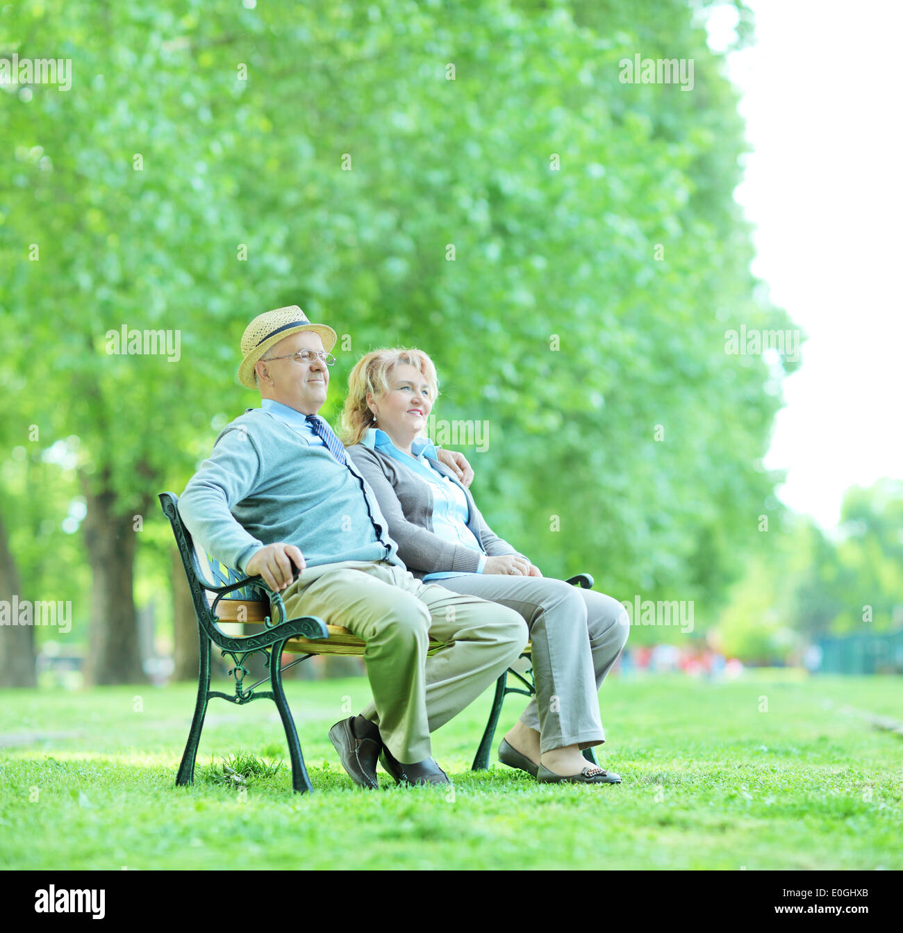 Älteres Paar auf einer Bank im Park sitzen und entspannen Stockfoto