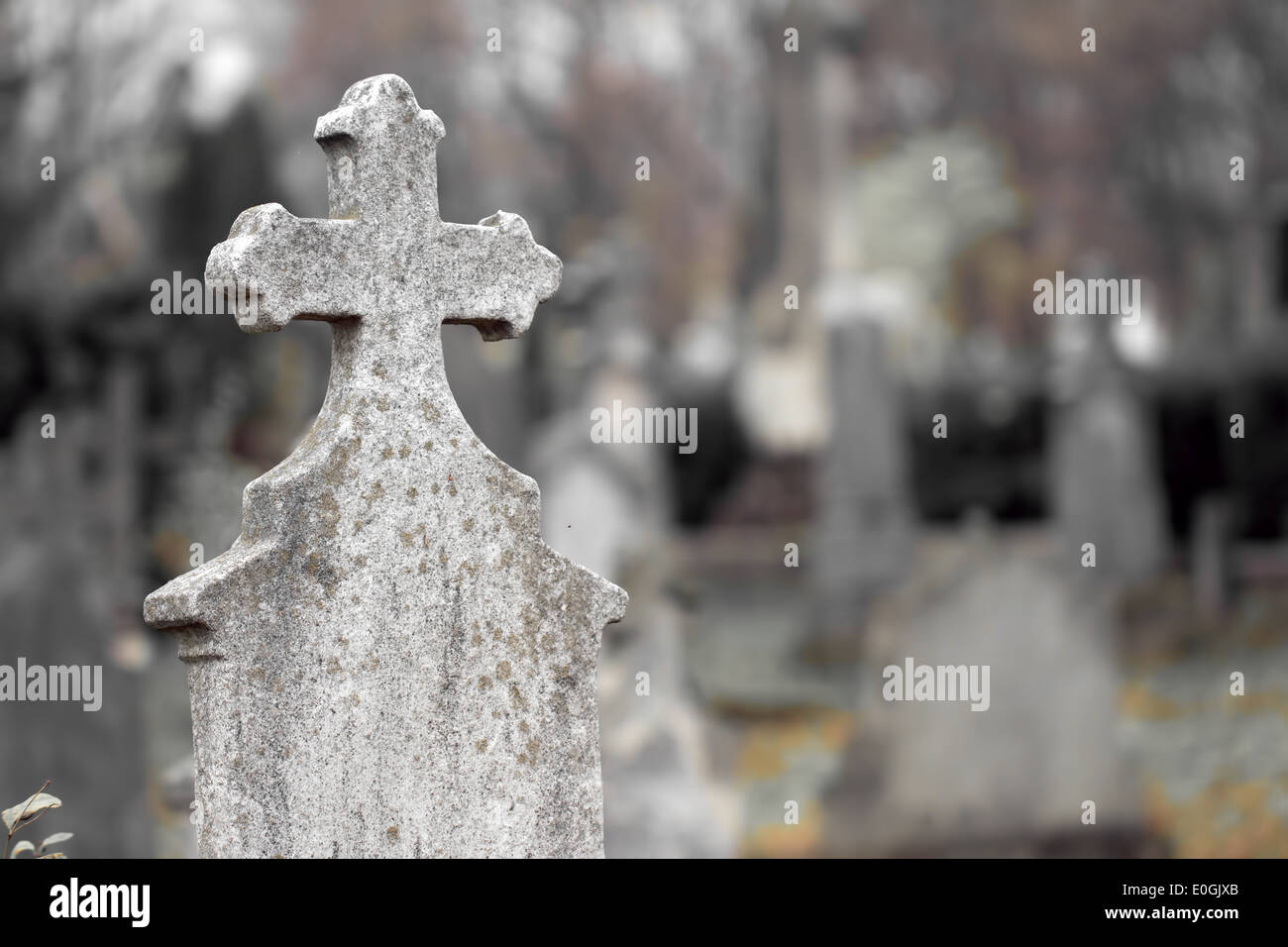 Europäischen christlichen römischen Katholischen Friedhof im Herbst Stockfoto