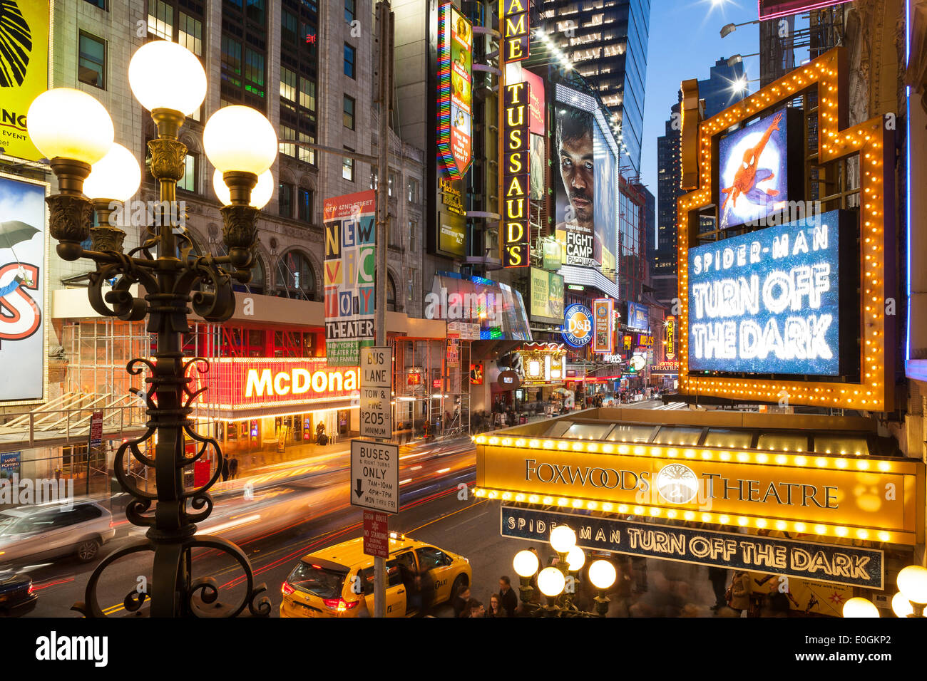Ein Blick nach unten 42nd Street in Midtown Manhattan, New York City, New York, North America, USA Stockfoto