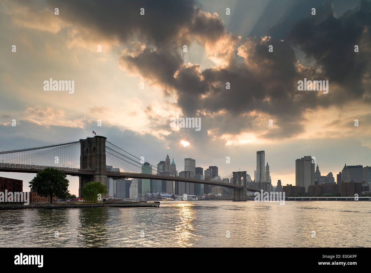 Brooklyn Bridge, eine der ältesten Hängebrücken in den Vereinigten Staaten. 1883 fertiggestellt, verbindet es die New York City-bor Stockfoto