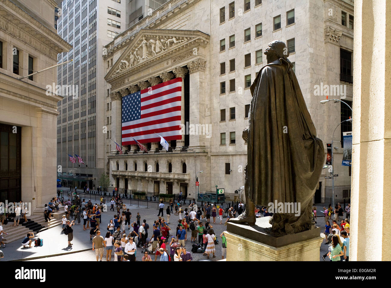 New York Stock Exchange Mit US-Flagge, Financial District, Statue von George Washington in den Vordergrund, Midtown Manhattan, neue Y Stockfoto