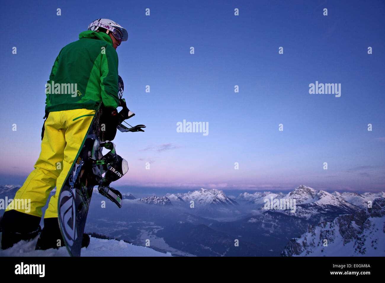 Snowboarder stehen auf die Oberseite eines Berges, Hahnenkamm, Tirol, Österreich Stockfoto