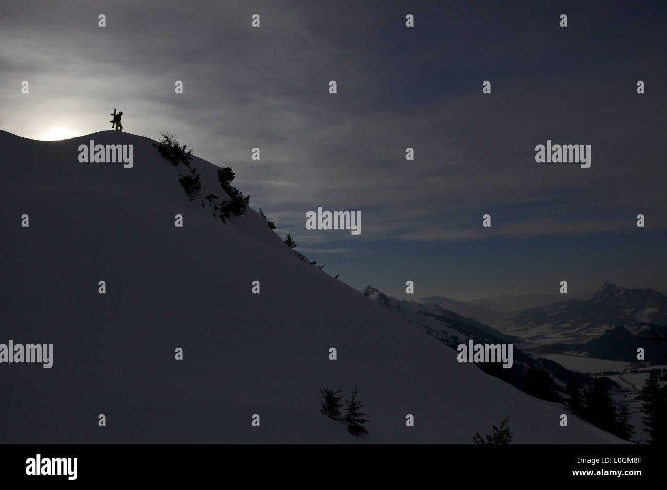 Snowboarder auf dem Gipfel eines Berges, Hahnenkamm, Tirol, Österreich Stockfoto