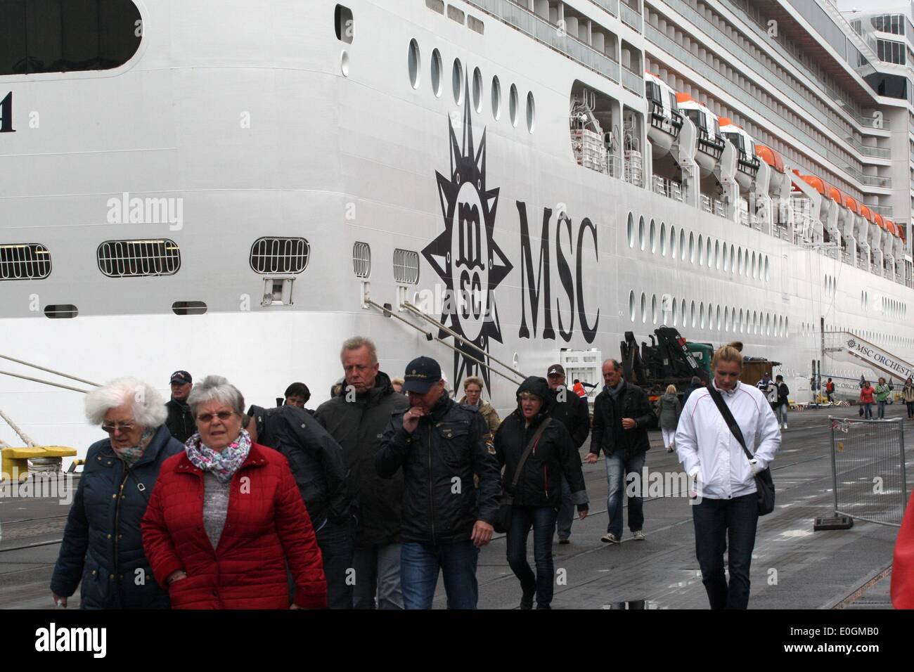 Gdynia, Polen 13. Mai 2014 Luxus-Cruiser-Schiff MSC Orchestra MSC Kreuzfahrten Firma unter panamaischer Flagge in Gdynia Hafen angekommen. Schiff hat 16 Decks mit über 1200 Kabinen. Bietet 6 Restaurants, Disco, Kino, Theater mit über 1100 sitzt, Casino, 2 Swimmingpools, 2 Saunen, 2 türkische Bäder, 4 Jackuzzi und Tennisplatz. Der Besuch ist ein Teil der Kreuzer Seazon in Gdynia Hafen besuchen. In diesem Jahr Gastgeber Gdynia Hafen 52 große Fahrgastschiffe. Bildnachweis: Michal Fludra/Alamy Live-Nachrichten Stockfoto