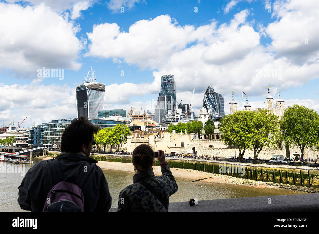 Touristen, die ein Foto von der Skyline von London. Stockfoto