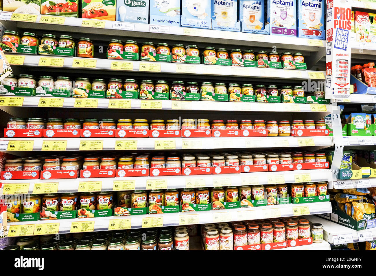 Eine Darstellung der Babynahrung in einem Tesco-Supermarkt. Stockfoto