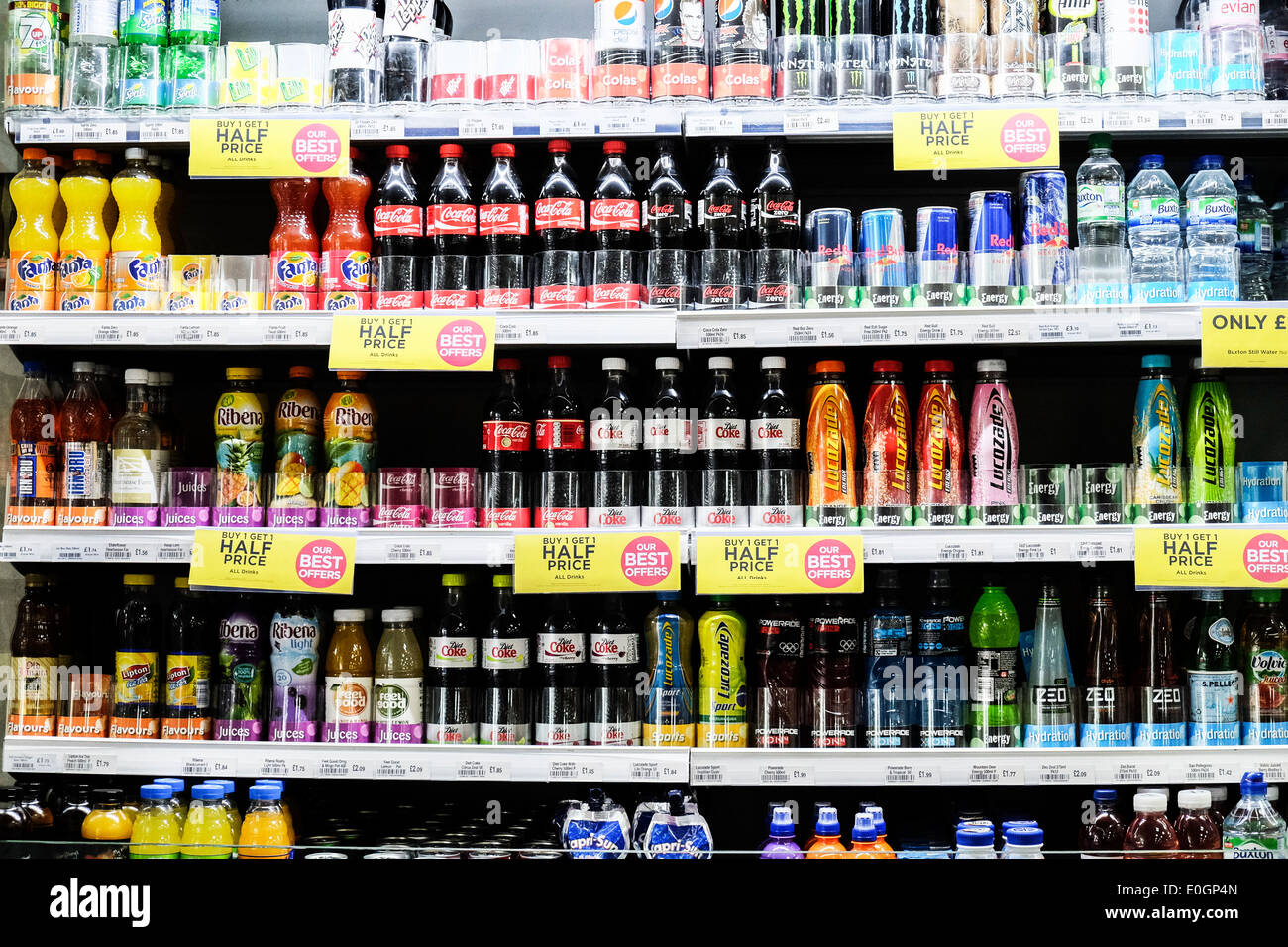 Flaschen der zuckerhaltigen Softdrinks zum Verkauf. Stockfoto