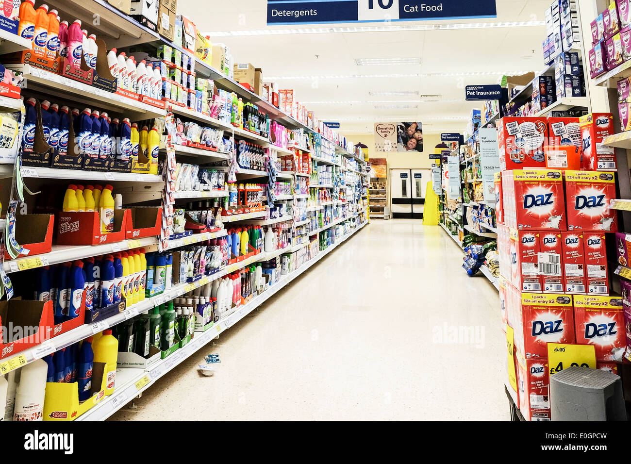 Das Innere eines Tesco Supermarkt in Essex. Stockfoto