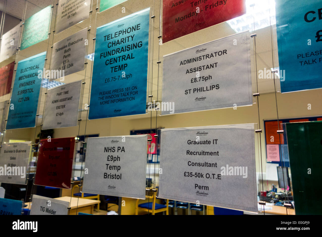 Agentur für Arbeit Fenster Werbung verschiedene Jobs, Bristol, UK Stockfoto