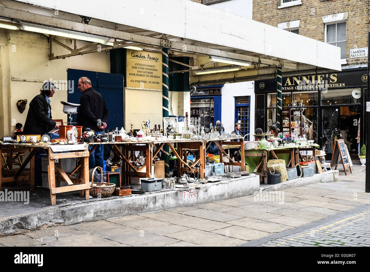 Antiquitätenhändler in Camden Passage in Islington. Stockfoto