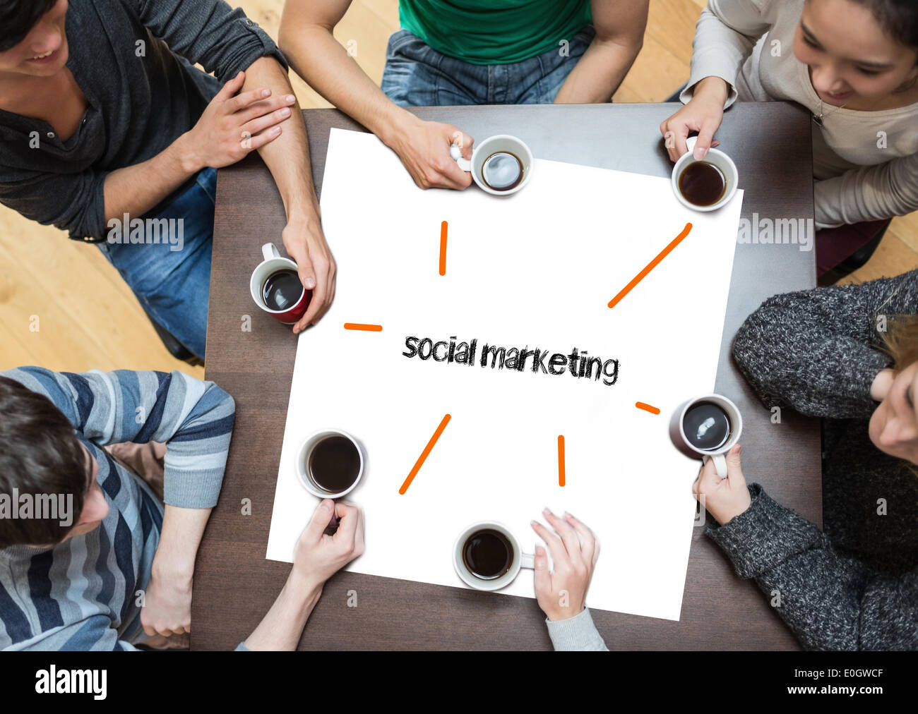 Sozialmarketing auf Seite mit Menschen an Tisch Kaffee trinken Stockfoto