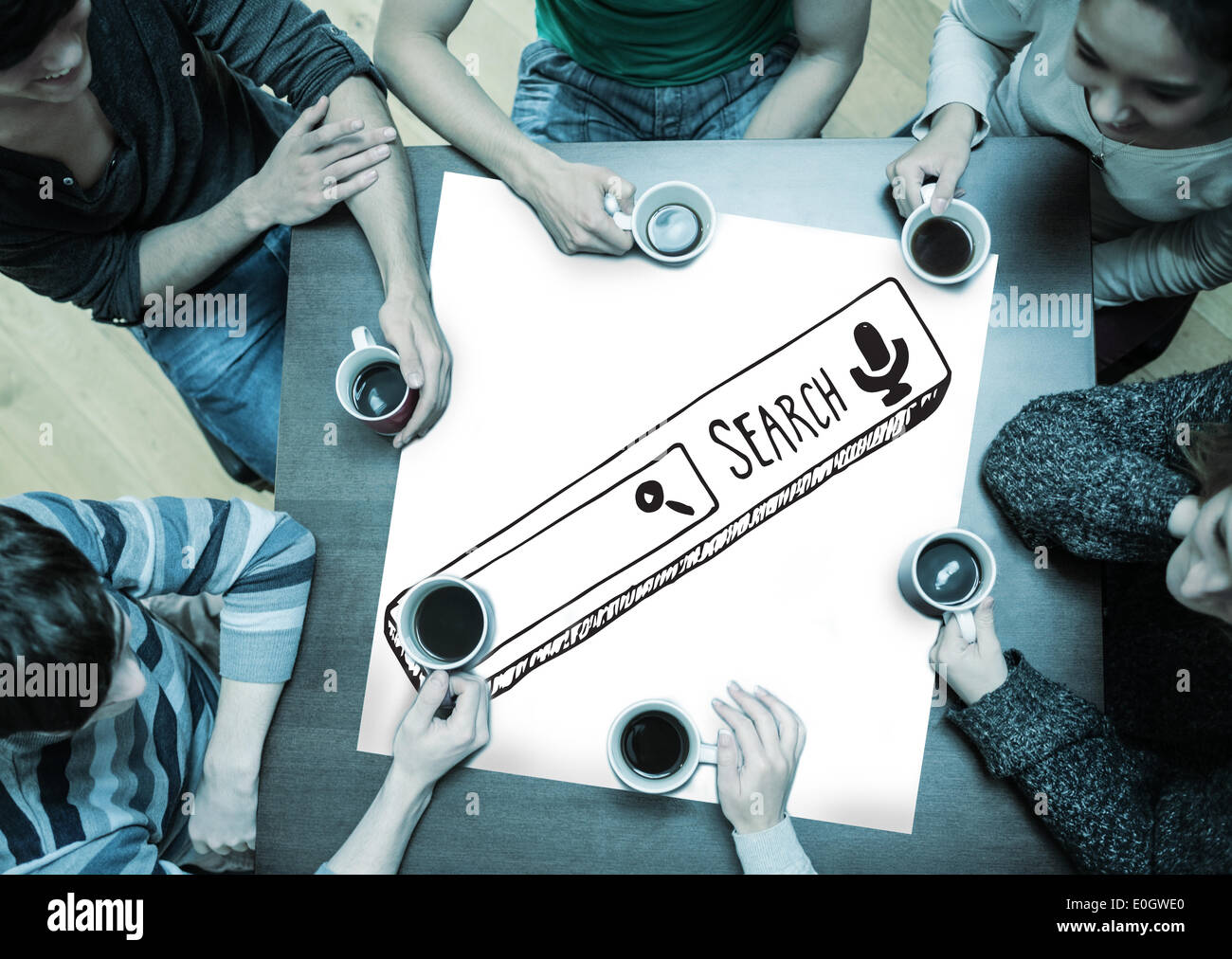 Zusammengesetztes Bild von Menschen, die an Tisch Kaffee trinken Stockfoto