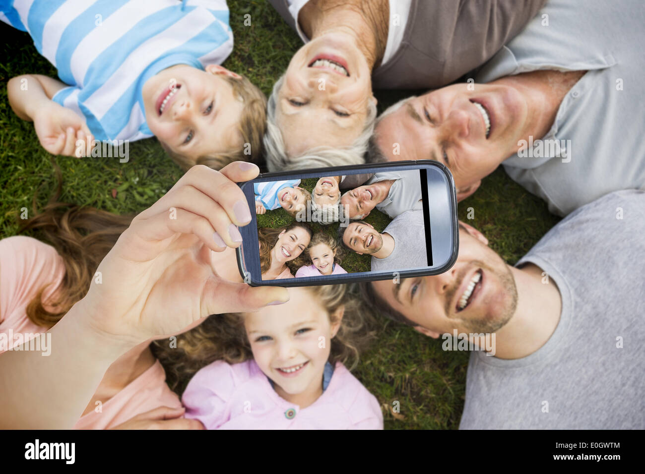 Zusammengesetztes Bild von Hand mit Smartphone anzeigen Stockfoto