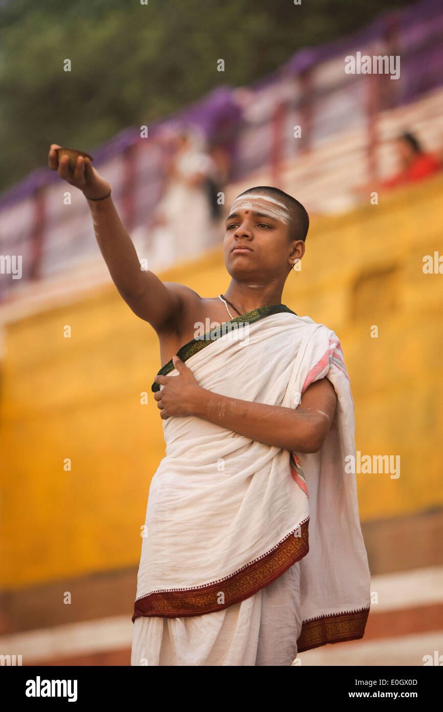 Varanasi, Indien. 13. Mai 2014. Jungen Hindu Anhänger Praktiken der Ganga Puja am Ufer des Ganges in Varanasi, Uttar Pradesh, Indien, 13. Mai 2014. Varanasi, eine indische Stadt an den Ufern des Ganges in Uttar Pradesh, ist das heiligste der sieben heiligen Städte im Hinduismus und im Jainismus und spielte eine wichtige Rolle bei der Entwicklung des Buddhismus. © Zheng Huansong/Xinhua/Alamy Live-Nachrichten Stockfoto