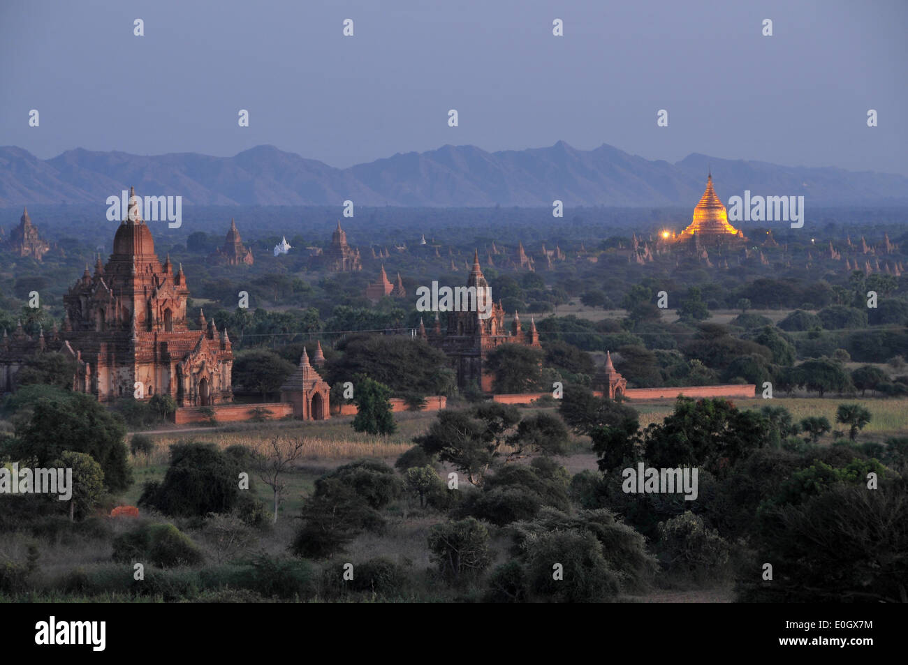 Blick vom Pagode Shwe Hsan Daw auf Dhamma-Yazika Pagode, Bagan, Myanmar, Myanmar, Asien Stockfoto