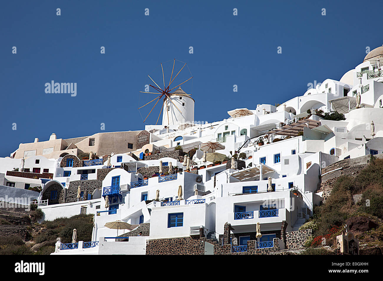 Windmühle in Oia, Santorin Stockfoto