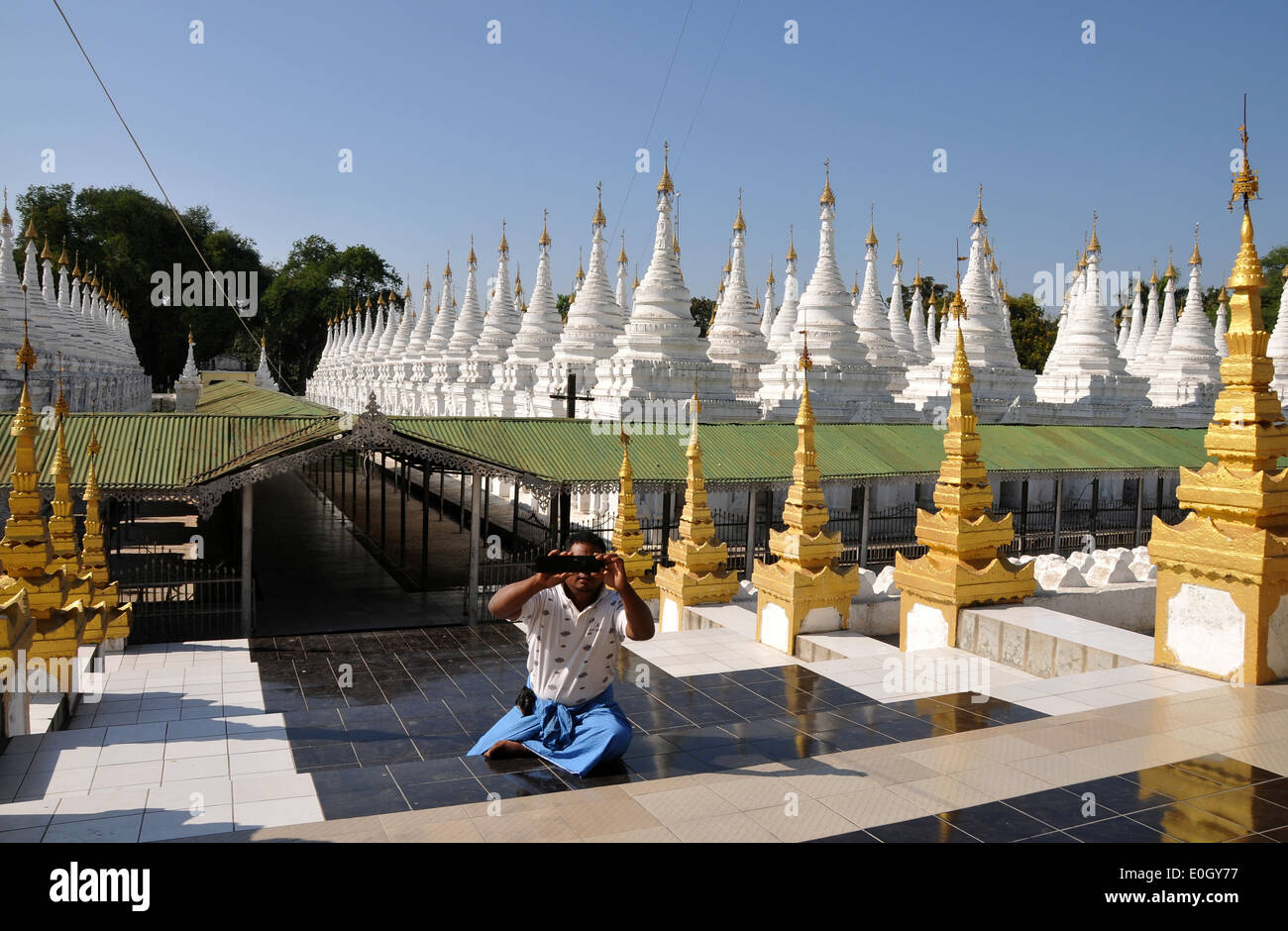 Ein Mann, eine Aufnahme, Sandamuni Pagode aus Mandalay Hill, Mandalay, Birma, Myanmar, Asien Stockfoto