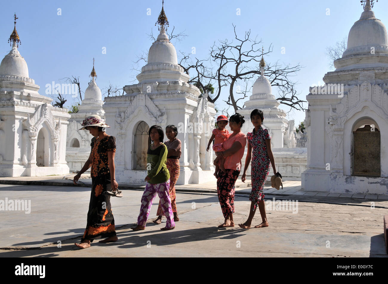 Frau mit einem Kind, Kuthodaw Pagode, Mandalay, Myanmar, Myanmar, Asien Stockfoto