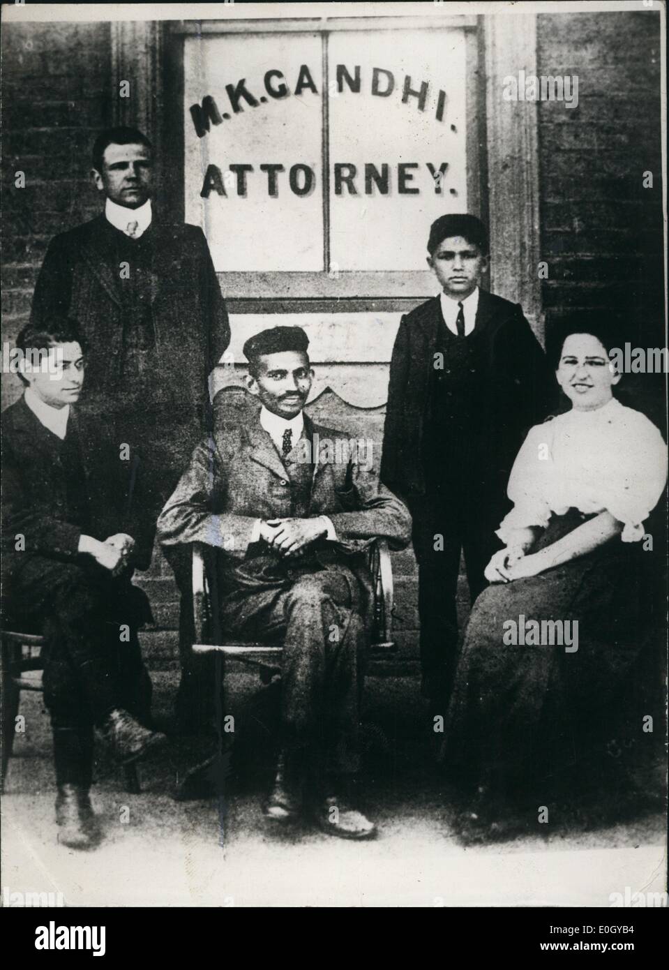 11. November 1903 - Mahatma Ganchi Assissinated... '' Unleserlich '' des Mahatma genommen etwa 46 Jahren Agenten: Mahatma Gandhi die berühmte Indien heute Assissanited heute-He viermal, als '' unleserlich erschossen wurde '', ein Gebet Meetingat Birla House '' unleserlich '' heute Morgen zu besuchen. Foto zeigt '' Illegible'' genommen über '' Illegible'' '' Illegible'' Mahatma Gandhi (Zentrum Figur, trägt '' Spark-Pie'' er und Konventionen. Europäische Kleidung, wenn er eine Tätigkeit als Rechtsanwalt war. In Südafrika ist links HS Stockfoto