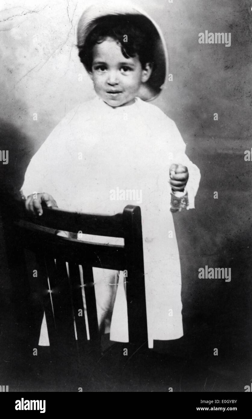 2. Juni 1910 - Baltimore, Maryland, USA - Datei Foto: um 1910. Ein halbes Jahrhundert nach dem historischen Urteil in Brown v. Board Of Education, die Segregation in der Bildung, hob ist der USA Kennzeichnung 50 Jahre der rassischen schulischen Integration. Zwei-jährigen THURGOOD MARSHALL würde gehen die Blei-Anwalt in Brown v. Board Of Education Fall sein. Stockfoto