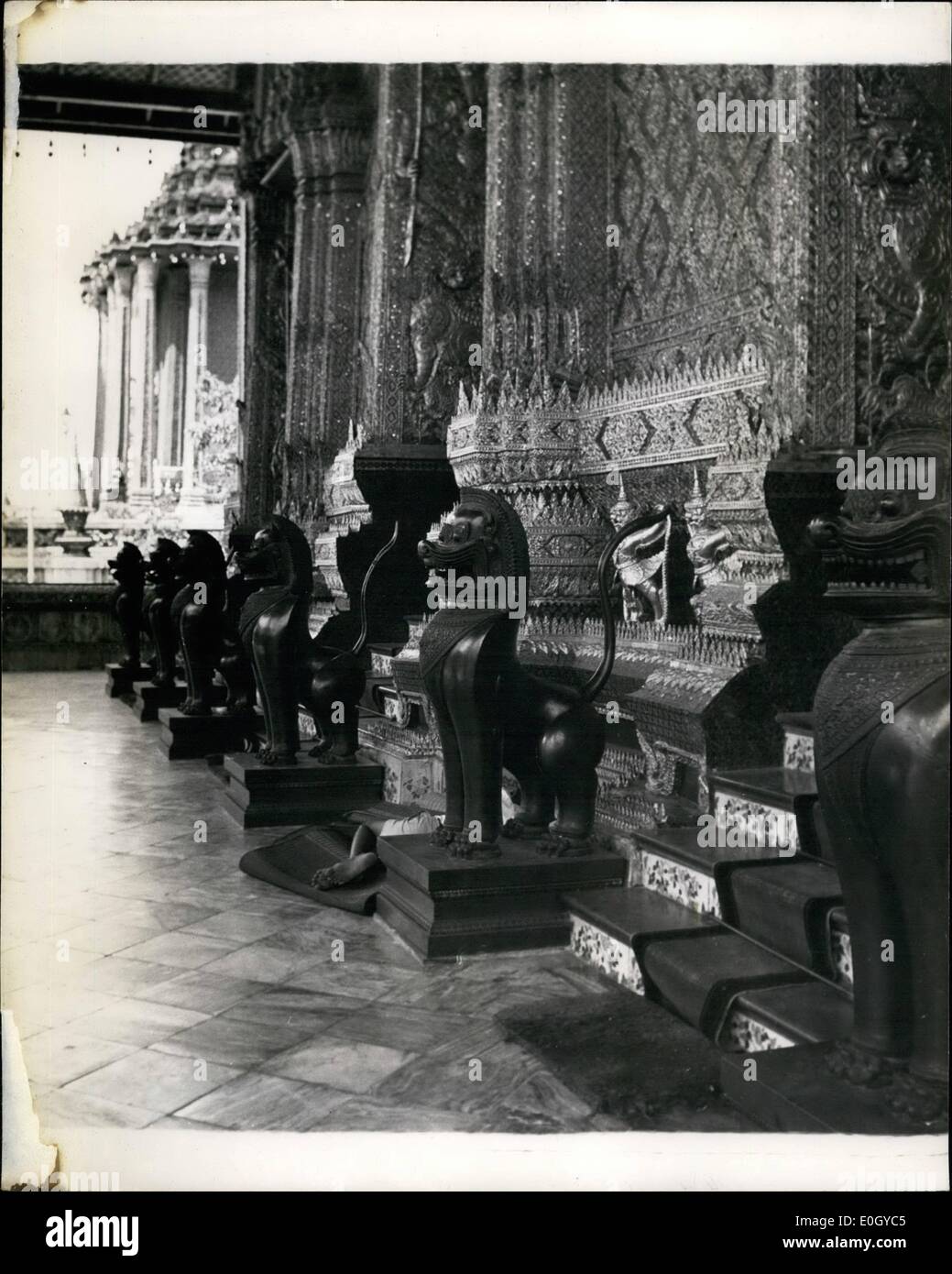 1. Januar 1912 - ist der Eingang zu dem Altarraum von Bronze-Löwen übernommen von Burmee Designs und die dazu dienen, zu verhindern, dass den Eintrag von bösen Geistern bewacht. Jeden Quadratzoll von Wänden und decken ist aufwendig Ecorated. Die Suamese haben keine echte Kunst von ihren selbst, aber indische und chinesische Dekoration zu nutzen. die Kombination macht einen angenehmen Effekt. Der Tempel des Smaragd-Buddha: Siam privaten königliche Tempel wahrscheinlich zum ersten Mal fotografiert Stockfoto