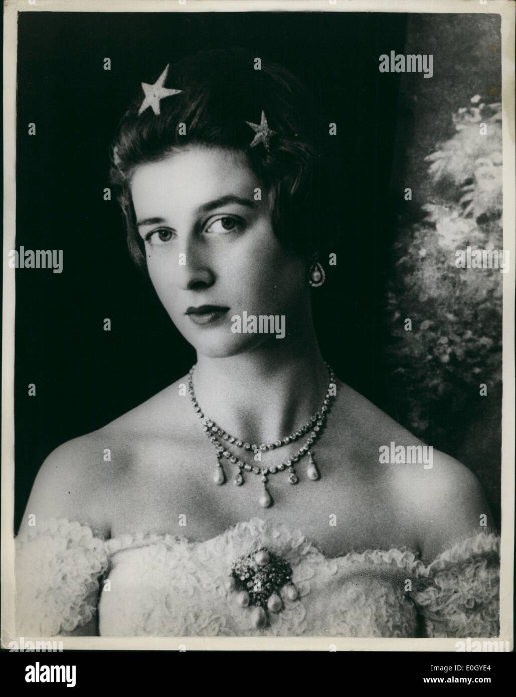 Dez. 12, 0000 - Sterne Weihnachten für eine Prinzessin. Fotos zeigt H.R.H Prinzessin Alexandra von Kent, wer feiert ihren 23. Geburtstag am Weihnachtstag, 25. Dezember - glitzernde Sternen in ihrem Haar für dieses Portrait von Cecil Beaton trägt. Die Prinzessin, fotografiert in ihrem Londoner Haus, Kensington Palace, trägt auch ein Diamant und Perle Ohrringe, Halskette und Brosche. Ihr Kleid ist weißer Spitze. (genaues Datum unbekannt) Stockfoto