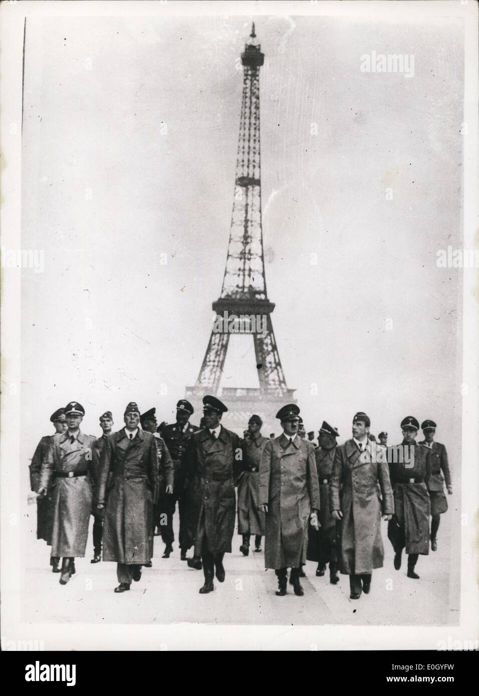 1. Januar 1940 - vor vier Jahren Hitler ging nach Paris als Eroberer. Er marschierte im Triumph unter dem Eiffelturm. Es war seine große Täuschung, er wohl die Regel seiner '' Waster Rasse '' auf der freien Völker könne. Aber die Menschen in Frankreich entstand und heute die ganze Welt ist begeistert von der Nachricht, dass Paris wieder frei ist. Das Foto zeigt das letzte Mal er sah Paris. Hitler In seinen Siegeszug unter dem Eiffelturm. Vor vier Jahren. (genaues Datum unbekannt) Stockfoto
