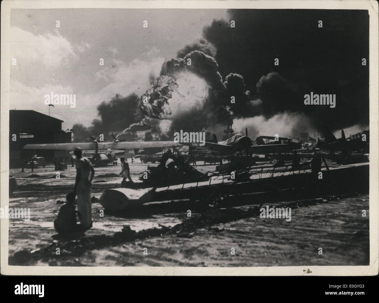 1. Januar 1940 - der Angriff auf Pearl Hardbour - Ein neues Bild: Aufnahme zur Zeit der verräterischen japanischen Luftangriffe auf Pearl Harbour, Dezember 1941. Acht Schlachtschiffe - das Hauptziel - waren im Hafen. Zwei (Arizona und Oklahoma) wurden versenkt; drei (Kalifornien, Nevada und West Virginia) waren völlig behindert; die  (Pennsylvania, Maryland und Tennessee)  Stockfoto